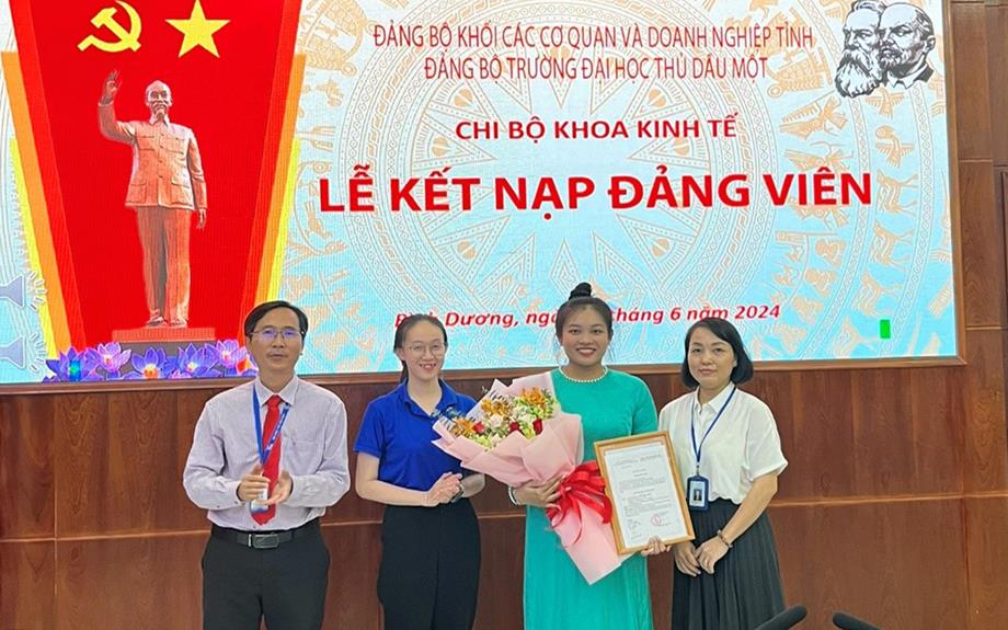 Chúc mừng sinh viên Trần Vĩnh Thịnh vinh dự được đứng vào hàng ngũ Đảng