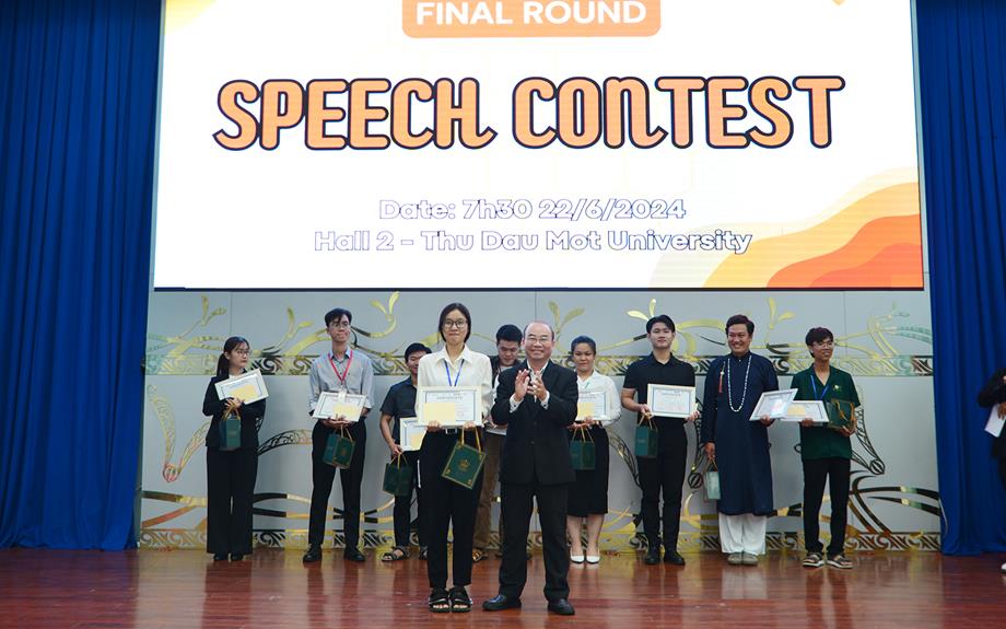 SV Thái Trần Thanh Thư đạt giải Nhất cuộc Hùng biện tiếng Anh “Sinh viên với giáo dục vì sự phát triển bền vững”