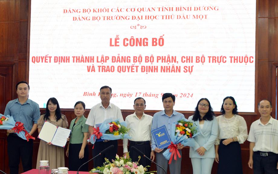 Công bố quyết định thành lập các Đảng bộ bộ phận, chi bộ trực thuộc và trao quyết định nhân sự