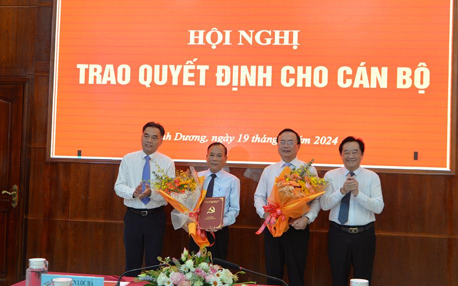 Trao Quyết định công nhận Chủ tịch Hội đồng trường và Hiệu trưởng trường Đại học Thủ Dầu Một