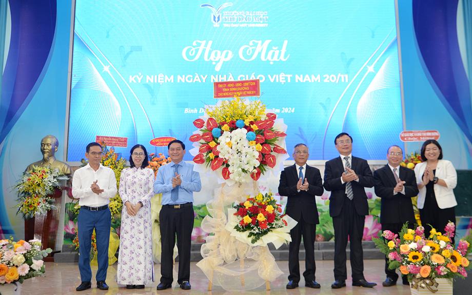 Họp mặt kỷ niệm 42 năm Ngày Nhà giáo Việt Nam