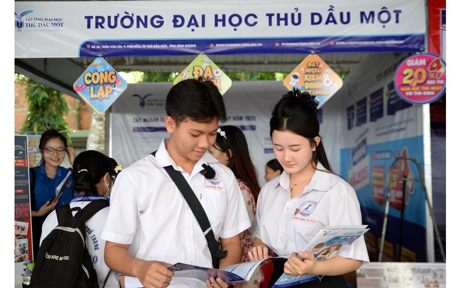 Tư vấn tuyển sinh tại Tiền Giang, Cần Thơ, Nha Trang: Nhiều thí sinh quan tâm các ngành học tại trường Đại học Thủ Dầu Một