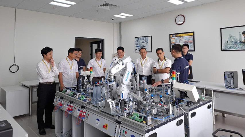 Thúc đẩy hợp tác chiến lược với Công ty Cổ phần sản xuất và kinh doanh VinFast trong đào tạo và nghiên cứu công nghệ ô tô điện