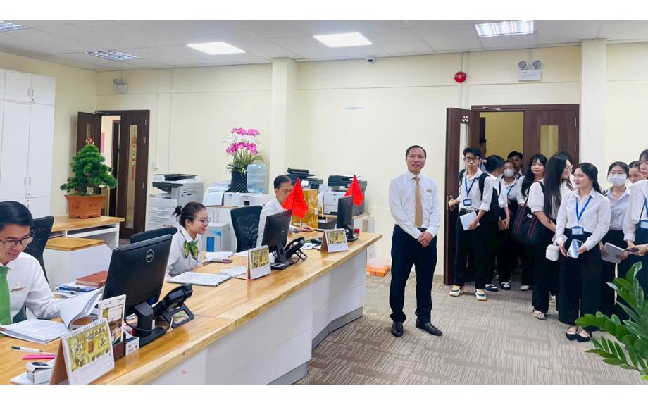 Sinh viên ngành Tài chính ngân hàng tham quan thực tế tại Vietcombank Chi nhánh Bình Dương