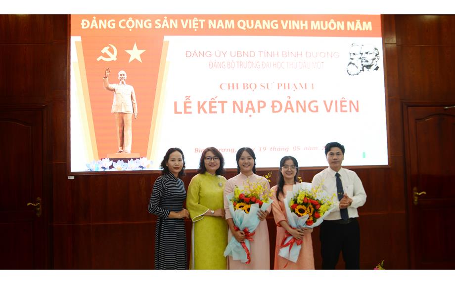 Vinh dự đứng vào hàng ngũ của Đảng đúng dịp sinh nhật Bác