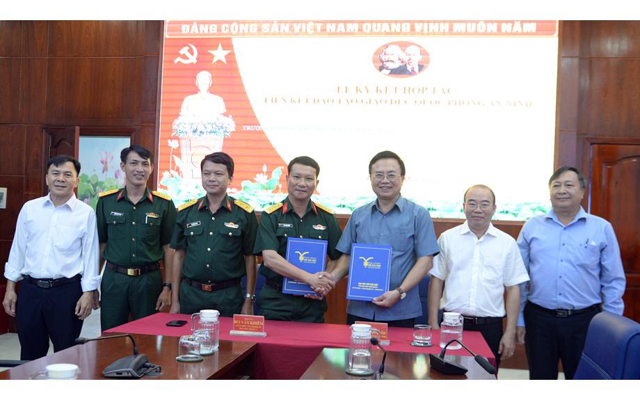 Lễ ký kết hợp tác đào tạo giáo dục quốc phòng giữa Trường Đại học Thủ Dầu Một và Trung tâm Giáo dục quốc phòng – Trường Quân sự Quân đoàn 34