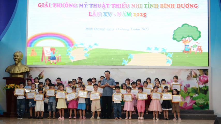 Thiếu nhi Bình Dương nhận Giải thưởng Mỹ thuật tại trường Đại học Thủ Dầu Một
