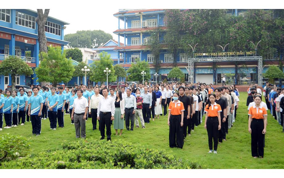 Lễ chào cờ tháng 6: Khởi động chuỗi hoạt động chào mừng 16 năm thành lập trường Đại học Thủ Dầu Một