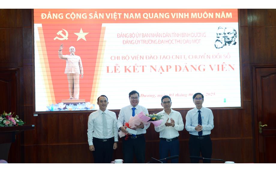 Hai giảng viên ưu tú được kết nạp Đảng nhân dịp kỷ niệm 16 năm thành lập trường Đại học Thủ Dầu Một