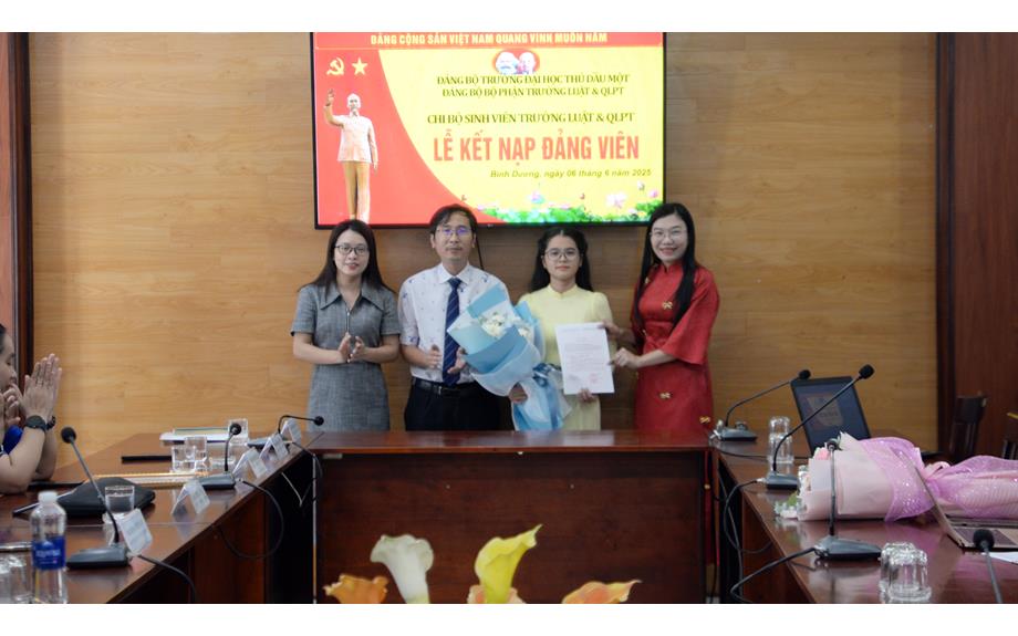 Chi bộ Sinh viên Luật và quản lý phát triển tổ chức Lễ kết nạp Đảng viên mới