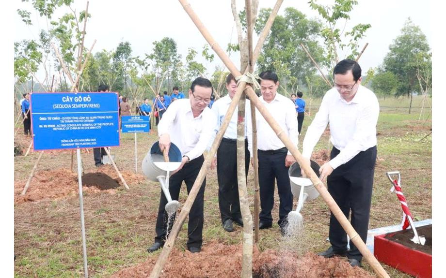 Lễ trồng cây hữu nghị Việt Nam – Trung Quốc tại trường Đại học Thủ Dầu Một