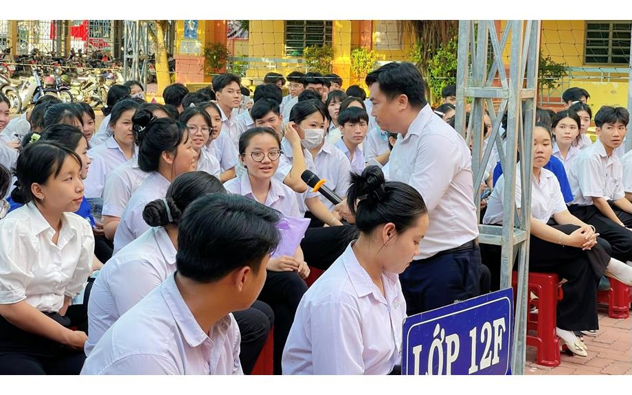 Trường Luật và Quản lý phát triển đồng hành cùng học sinh lớp 12 trong chương trình “Tư vấn hướng nghiệp và Tâm lý mùa thi” năm 2025