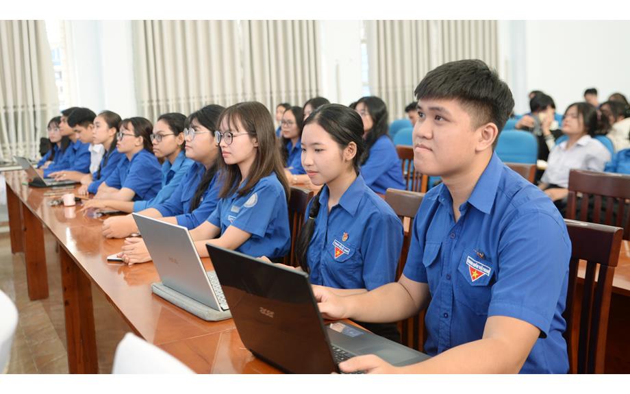 Tuổi trẻ trường Đại học Thủ Dầu Một chung tay đẩy mạnh phong trào Bình dân học vụ số