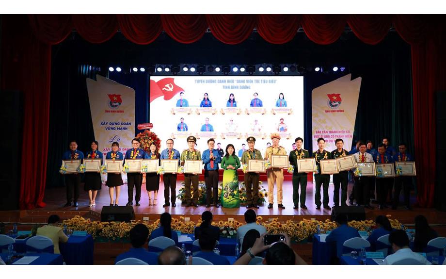 Chúc mừng 05 cán bộ, đoàn viên trường Đại học Thủ Dầu Một được vinh danh Đảng viên trẻ, Đoàn viên ưu tú tỉnh Bình Dương năm 2025