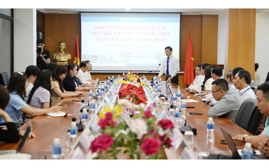 Trao đổi kinh nghiệm quản trị đại học và tự chủ tài chính với trường Đại học Công Thương TP.HCM