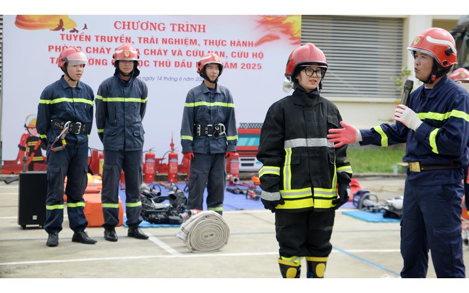 Hơn 500 sinh viên trường Đại học Thủ Dầu Một tham gia tập huấn kỹ năng phòng cháy, chữa cháy và thoát nạn