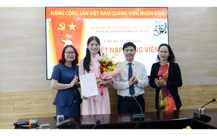 Chi bộ Sư phạm 1 tổ chức lễ kết nạp Đảng viên mới cho sinh viên Huỳnh Minh Thư