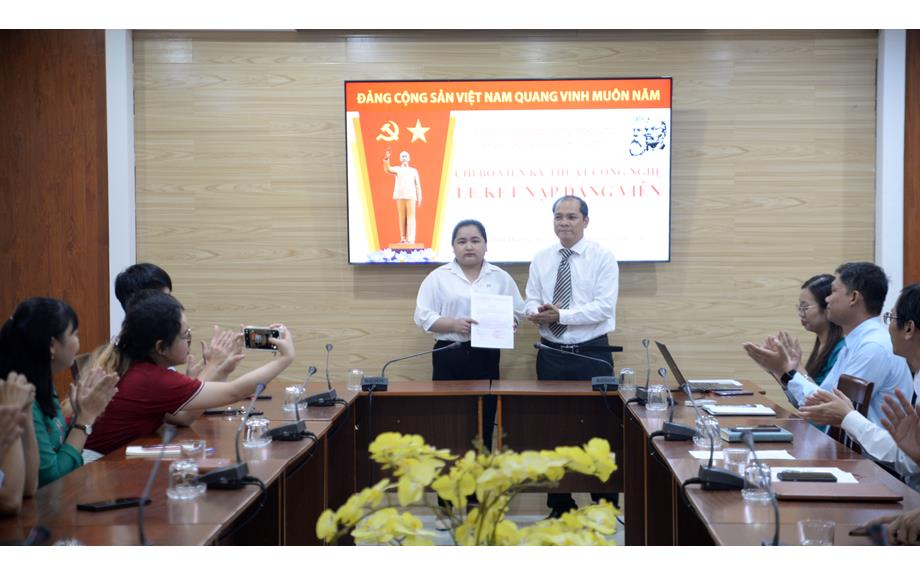 Chúc mừng sinh viên Phạm Nguyễn Thanh Nhi vinh dự đứng vào hàng ngũ Đảng