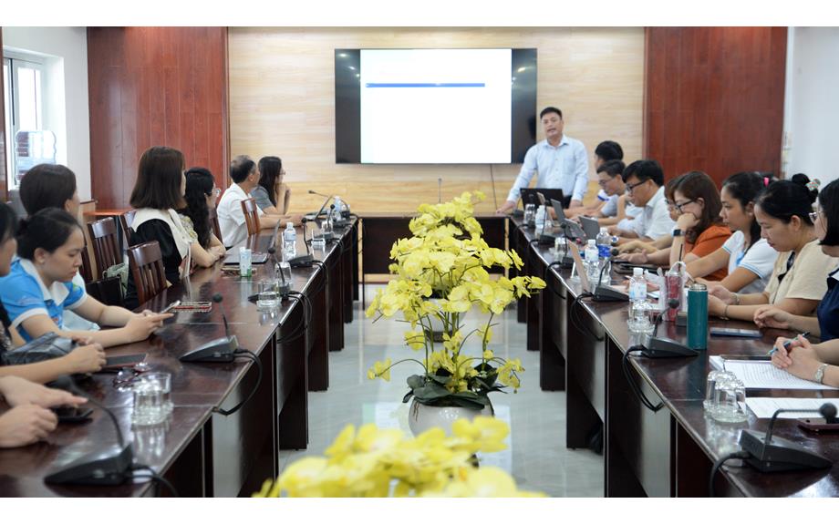 Sinh hoạt chuyên đề “Học tập và làm theo tư tưởng, đạo đức, phong cách Hồ Chí Minh” tại Trường Luật và Quản lý Phát triển