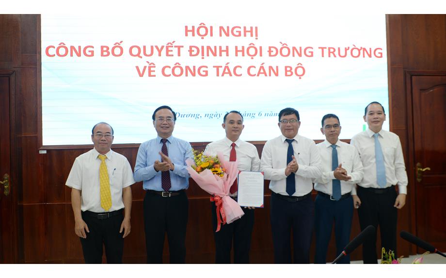 Công bố và trao quyết định bổ nhiệm Phó Hiệu trưởng trường Đại học Thủ Dầu Một