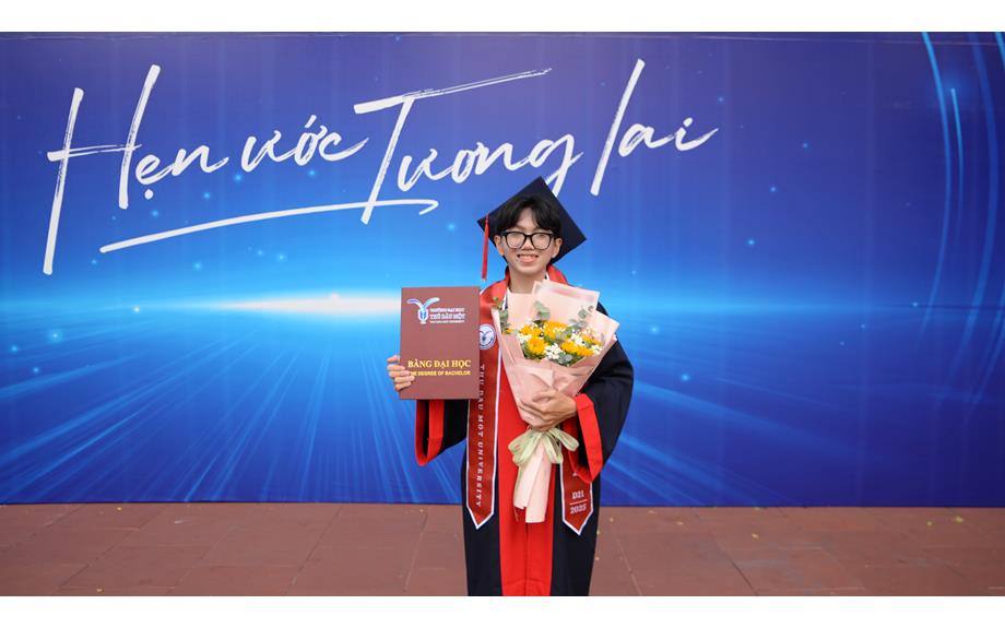 Tân thủ khoa Hồ Cao Trí: Hành trình vượt khó và trưởng thành tại trường Đại học Thủ Dầu Một