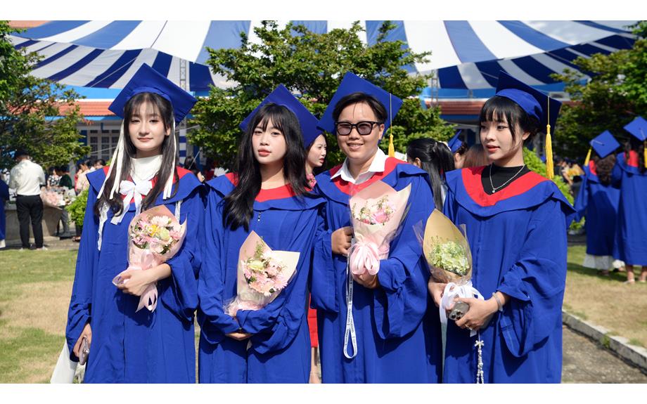 Rộn ràng sắc màu ngày tốt nghiệp tại trường Đại học Thủ Dầu Một