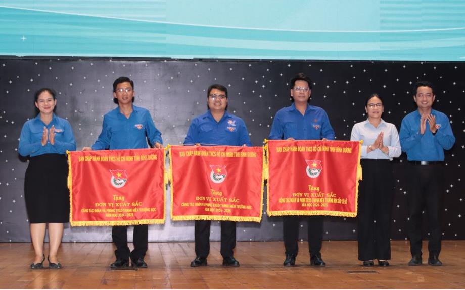 Nhiều tập thể, cá nhân Trường Đại học Thủ Dầu Một được vinh danh tại Hội nghị sơ kết công tác Đoàn – Hội 2025