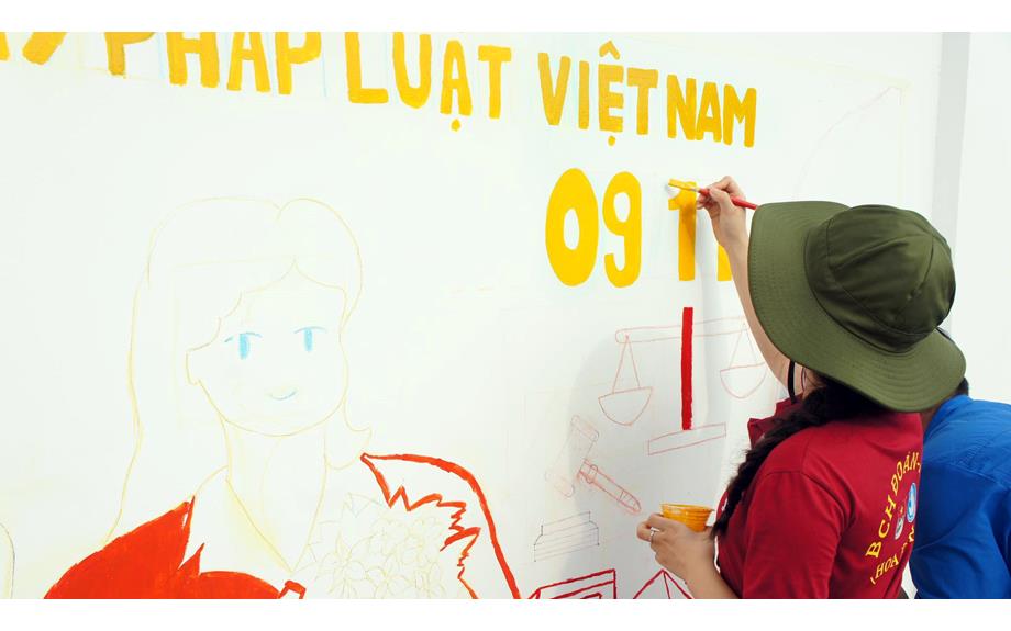 Sinh viên trường Kinh tế tài chính thực hiện công trình “Bức tường văn minh” và trao học bổng cho học sinh khó khăn