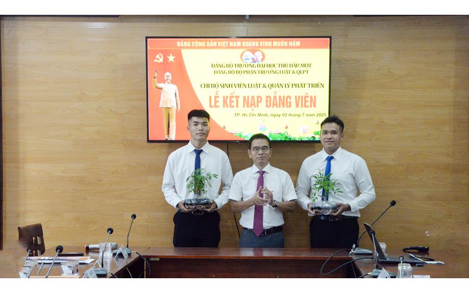 Hai sinh viên ưu tú trường Luật và Quản lý phát triển vinh dự được kết nạp Đảng