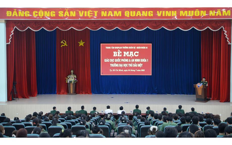 Bế mạc khóa học kiến thức Giáo dục Quốc phòng và An ninh cho sinh viên trường Đại học Thủ Dầu Một năm 2025