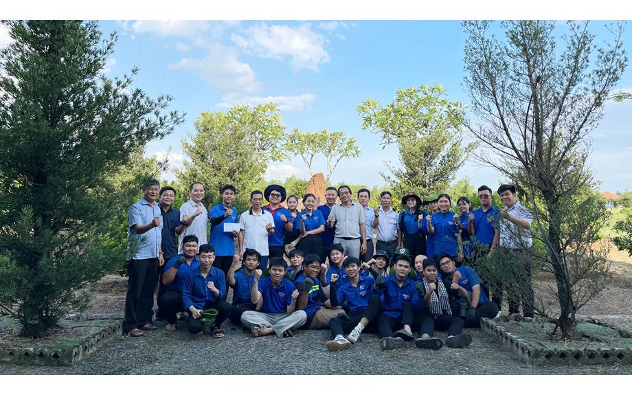 Lãnh đạo trường Đại học Thủ Dầu Một thăm và tặng quà các chiến sĩ tình nguyện tại mặt trận Bến Cát