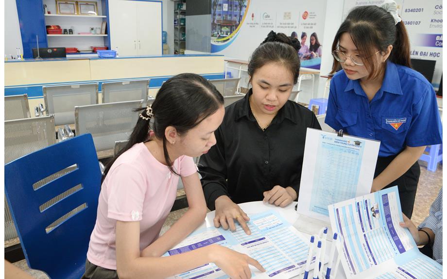 Đông đảo thí sinh, phụ huynh đến trường Đại học Thủ Dầu Một tìm hiểu thông tin tuyển sinh năm 2025