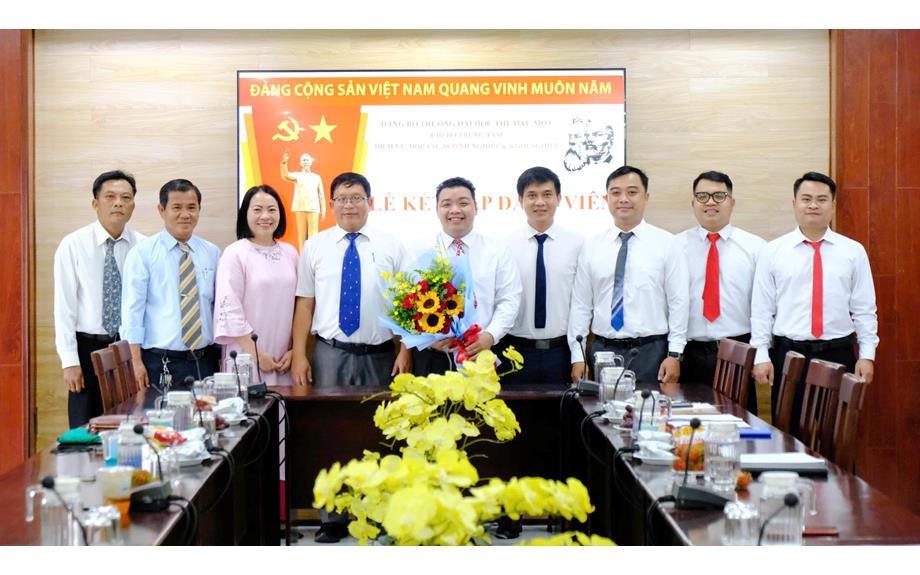 Chuyên viên trẻ Phạm Chí Trọng vinh dự đứng vào hàng ngũ Đảng