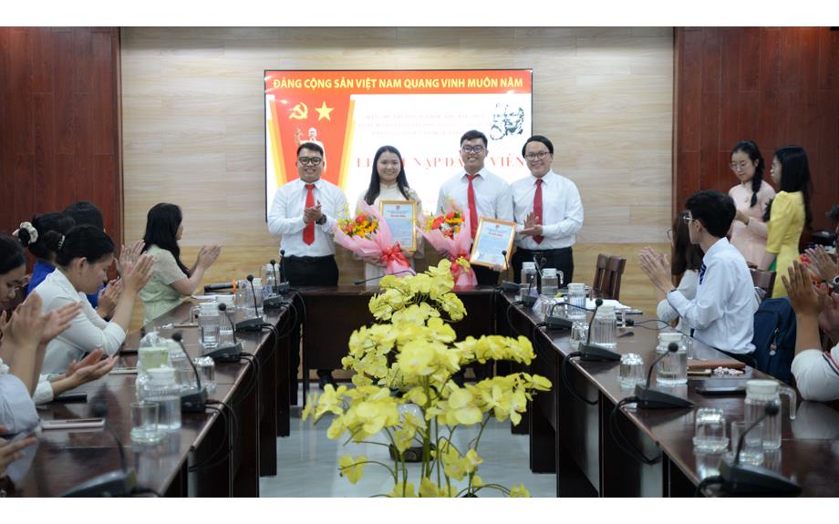 Chi bộ Sinh Viên Kinh tế tài chính kết nạp hai Đảng viên trẻ ưu tú