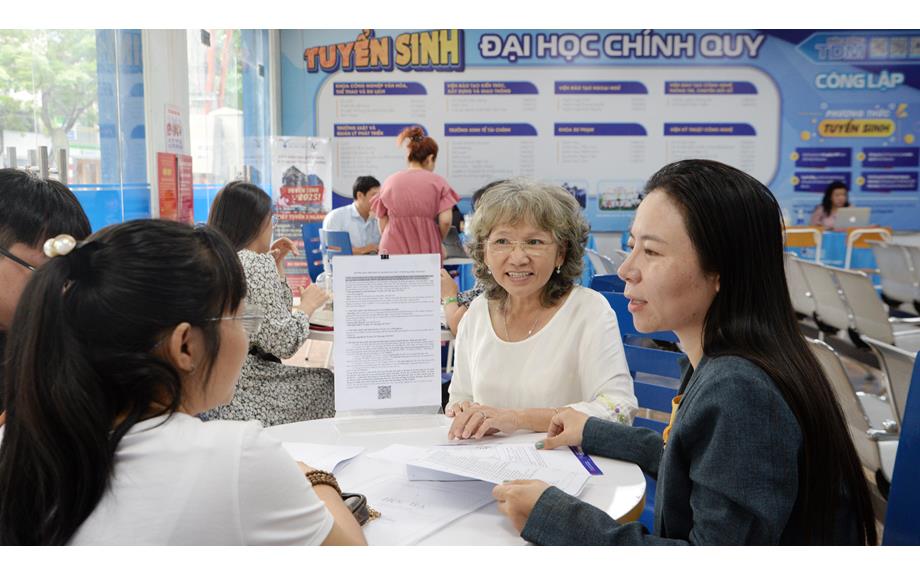 Trường Đại học Thủ Dầu Một rộn ràng đón tiếp thí sinh trong ngày đầu mở cổng đăng ký nguyện vọng
