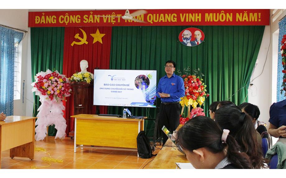 Tập huấn phòng họp trực tuyến và ứng dụng chuyển đổi số trong giảng dạy cho giáo viên trường Tiểu học Âu Cơ