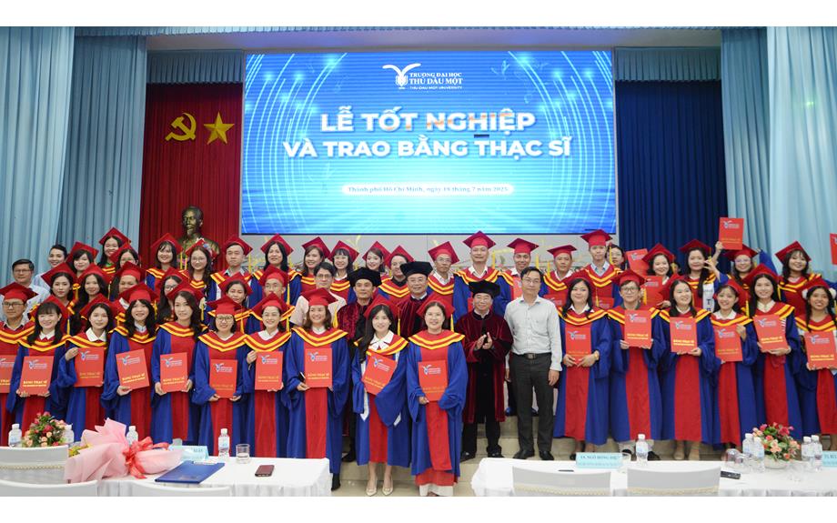 Lễ trao bằng tốt nghiệp 60 tân thạc sĩ