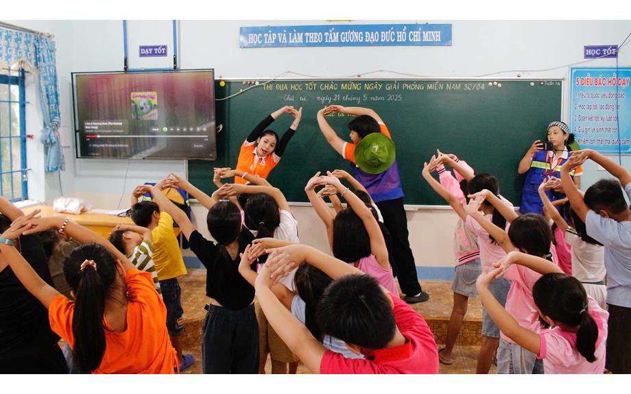 Tuổi trẻ trường Đại học Thủ Dầu Một thực hiện công trình “Vươn Mầm Xanh” tại Trường Tiểu học Âu Cơ
