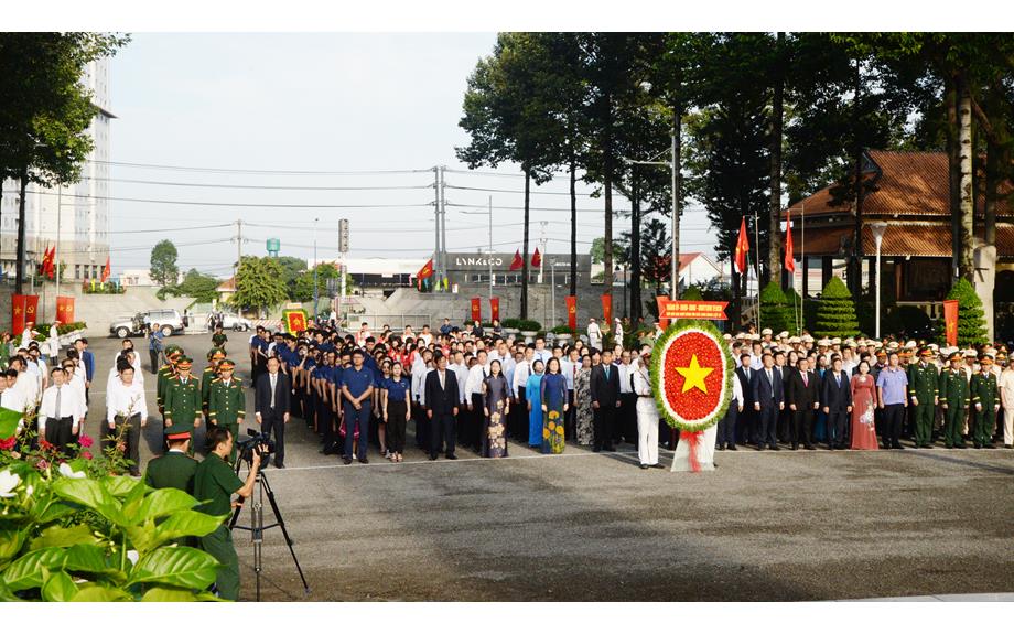 Viếng nghĩa trang Liệt sĩ Bình Dương nhân kỷ niệm 78 năm Ngày Thương binh Liệt sĩ (27/7/1947 - 27/7/2025)