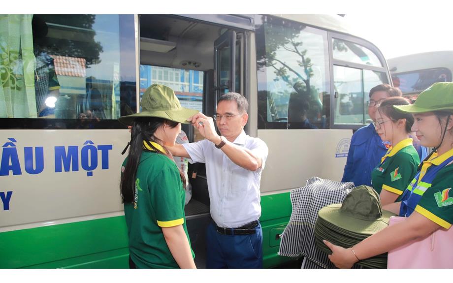 Tuổi trẻ trường Đại học Thủ Dầu Một xuất quân thực hiện nhiệm vụ tình nguyện tại mặt trận xã Bình Mỹ
