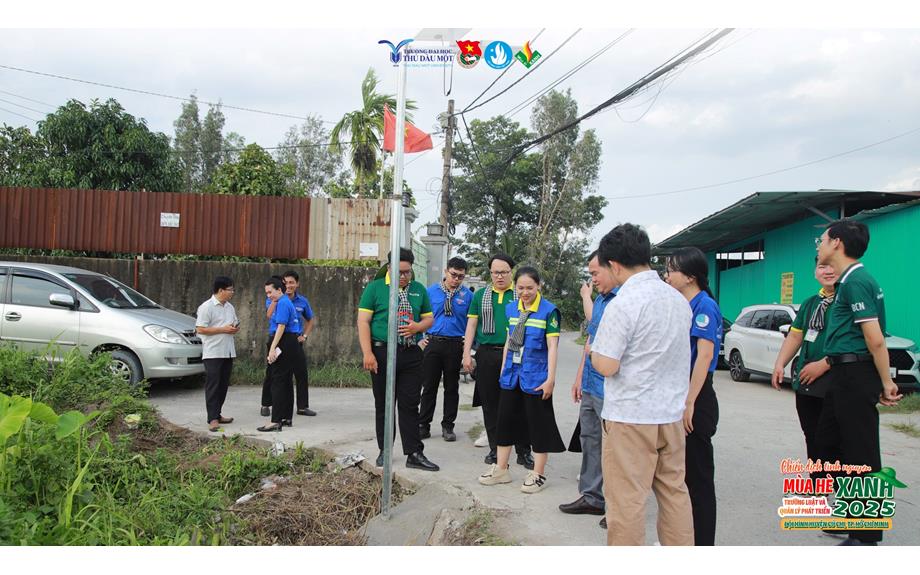 Dấu ấn tuổi trẻ trường Đại học Thủ Dầu Một tại Bình Mỹ: Khánh thành công trình “Thắp sáng đường quê”, “Tuyến đường hoa” và trao tặng “Thùng rác xanh”