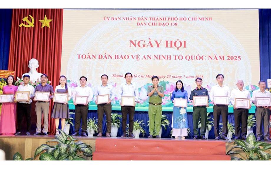 Trường Đại học Thủ Dầu Một vinh dự nhận Giấy khen Công an TP.HCM về thành tích bảo vệ an ninh Tổ quốc năm 2025