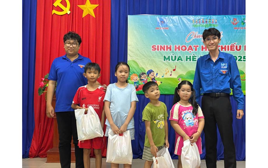 Tuổi trẻ Khoa Công nghiệp Văn hóa, Thể thao và Du lịch mang mùa hè ý nghĩa đến với thiếu nhi khu phố 5 - Phường Phú Lợi.