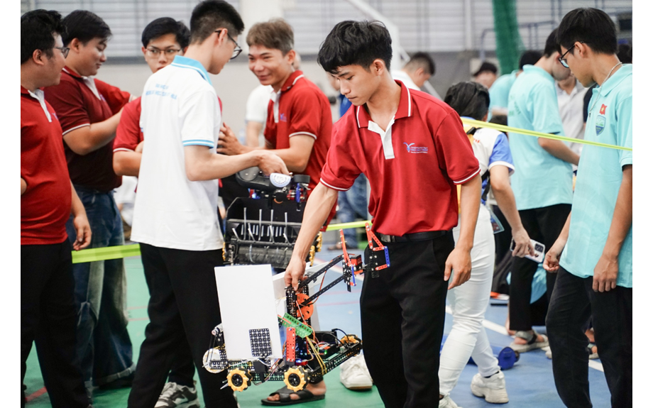Sinh viên trường Đại học Thủ Dầu Một thử sức tại sân chơi Robocon ORC toàn quốc 2025