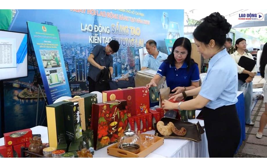 Công đoàn Trường Đại học Thủ Dầu Một giới thiệu nhiều sản phẩm mới tại Ngày hội Lao động sáng tạo 2025