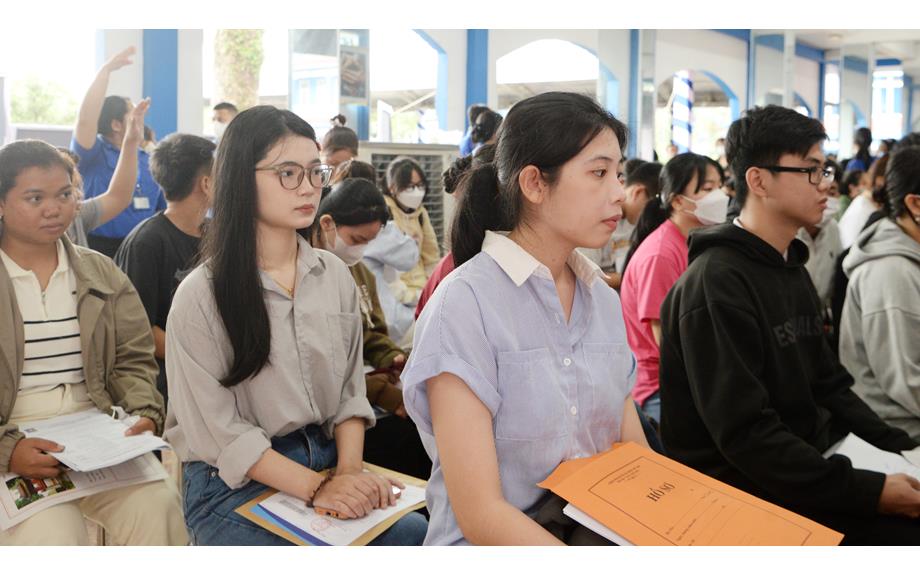 Tân sinh viên ngành Ngôn ngữ, Văn hóa và Kỹ thuật – công Nghệ hào hứng nhập học