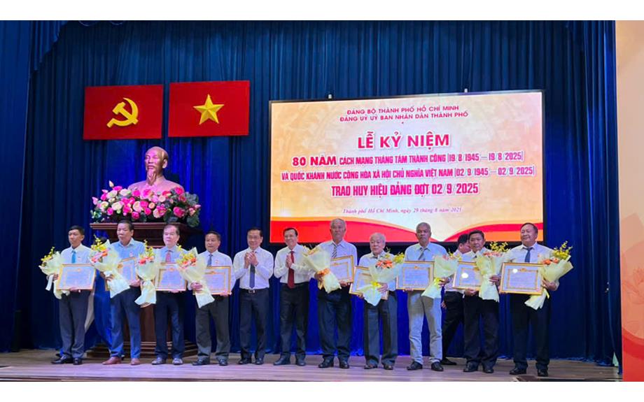Đồng chí Trần Văn Trung vinh dự nhận Huy hiệu 30 năm tuổi Đảng