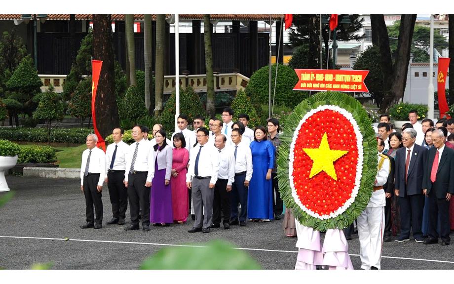 Trường Đại học Thủ Dầu Một viếng nghĩa trang liệt sĩ Bình Dương nhân kỷ niệm 80 năm Ngày Quốc khánh nước CHXHCN Việt Nam
