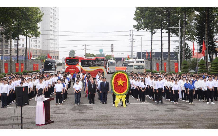 Cán bộ, giảng viên và sinh viên Trường Đại học Thủ Dầu Một viếng Nghĩa trang Liệt sĩ đầu năm học 2025 – 2026