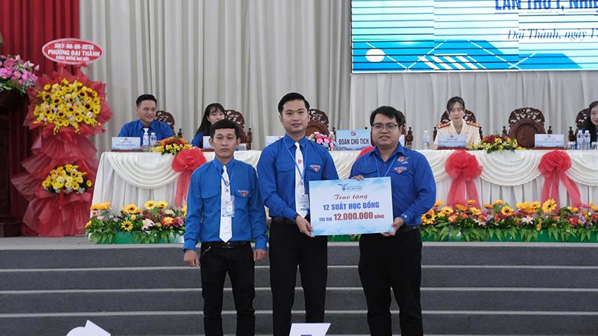 Đoàn Thanh niên Trường Đại học Thủ Dầu Một trao học bổng cho học sinh nghèo phường Đại Thành (TP. Cần Thơ)